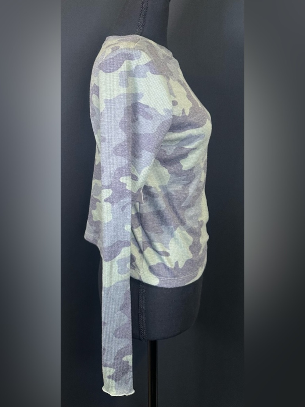 #186- NEW bp Olive and Gray Camo Long-Sleeve Crewneck Top - Picture 6 of 11